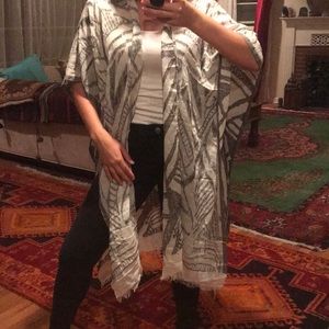 Light shoulder sitting sweater